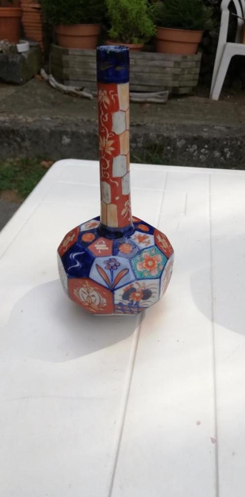 Vase bouteille avec facettes à décor japonais de style Imari, Antiek en Kunst, Antiek | Vazen, Ophalen of Verzenden