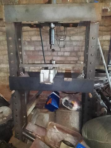 Presse hydraulique, artisanale, très solide beschikbaar voor biedingen