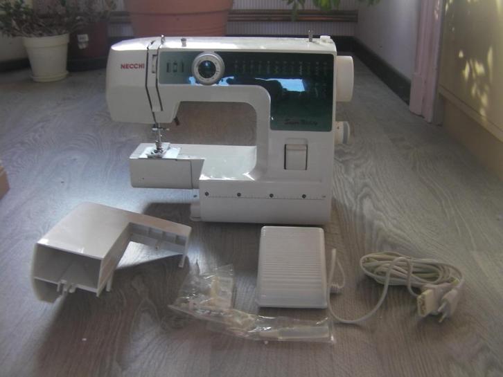 Nieuwe witte Necchi naaimachine model SUB 22 met pedaal, Hobby en Vrije tijd, Naaimachines en Toebehoren, Nieuw, Naaimachine, Overige merken