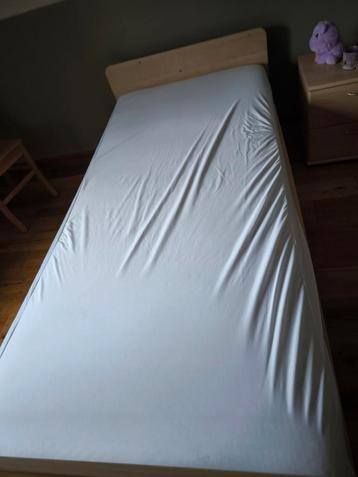 Bed 90x200, nachtkastje, matras, beddengoed beschikbaar voor biedingen