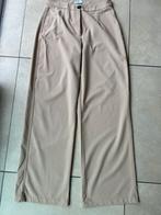 Beige broek Bershka maat 40, Kleding | Dames, Broeken en Pantalons, Maat 38/40 (M), Beige, Zo goed als nieuw, Lang