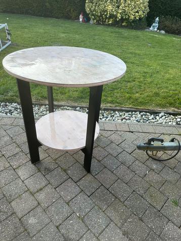 Bijzet tafel hout weg wegens verhuis, terug herschilderen beschikbaar voor biedingen