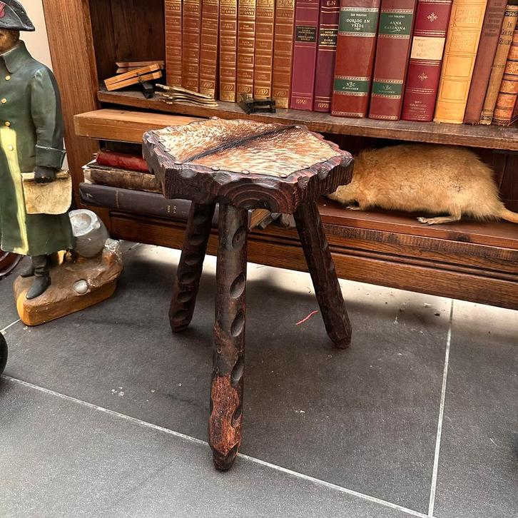 Handgemaakte rustieke houten kruk met dierenhuid, Huis en Inrichting, Krukjes, Gebruikt, Hout, Ophalen of Verzenden