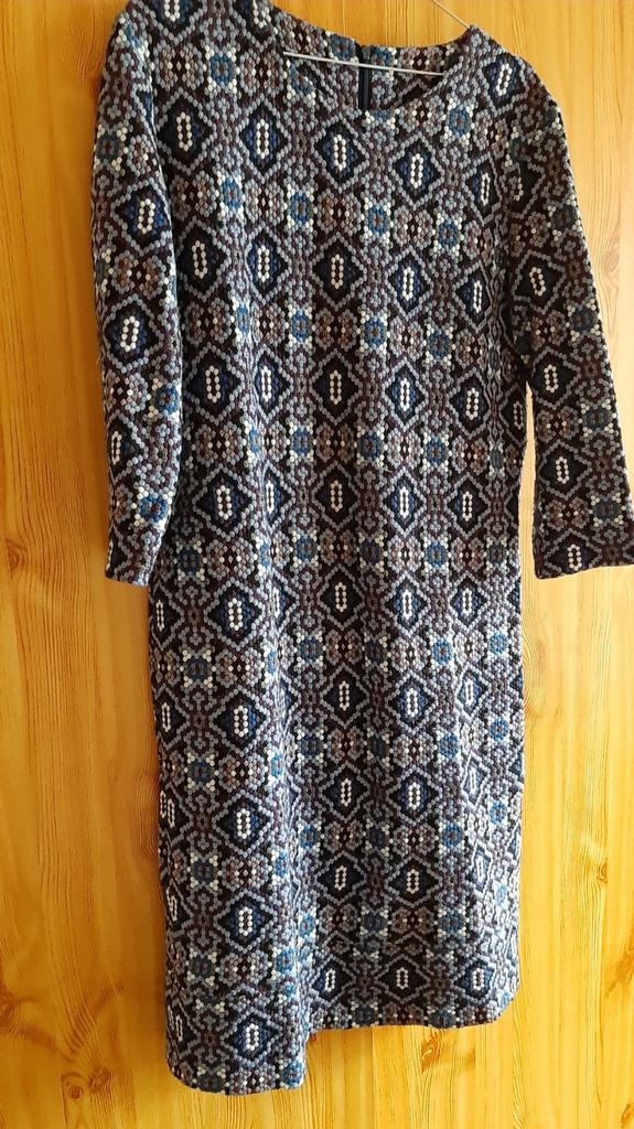 Flatterende blauwe jurk geometrischre motieven lange mouw, Kleding | Dames, Jurken, Zo goed als nieuw, Maat 42/44 (L), Blauw, Onder de knie