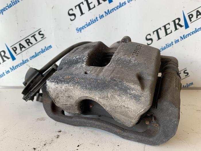 Etrier de frein (pince) avant gauche d'un Mercedes C-Klasse, Autos : Pièces & Accessoires, Freins & Transmission, Mercedes-Benz