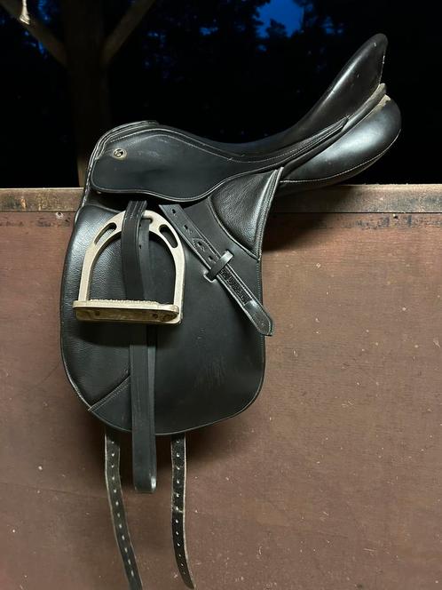 17 inch dressuurzadel, Dieren en Toebehoren, Paarden en Pony's | Zadels, Zo goed als nieuw, Dressuur, Ophalen of Verzenden