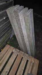 Boordstenen, één met een uitsparing. De rest onbeschadigd., Ophalen