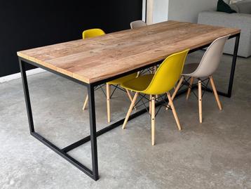 Tafel uit steigerhout met zwart stalen onderstel, Huis en Inrichting, Tafels | Eettafels, Ophalen, Gebruikt, 50 tot 100 cm, Vijf personen of meer