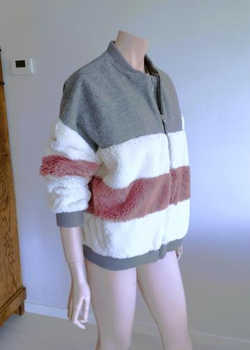  Bershka fluffy kleurblokjas maat M!  beschikbaar voor biedingen