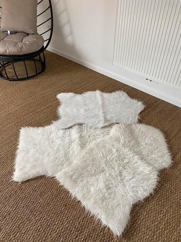 Set van 4 vloerkleden van imitatiebont beschikbaar voor biedingen