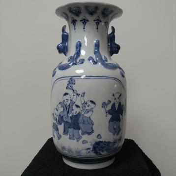 Chinese vaas blauw-wit, merkteken beschikbaar voor biedingen