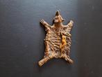 oeuvre d'art en bronze femme nue sur peau d'ours, Bronze, Enlèvement
