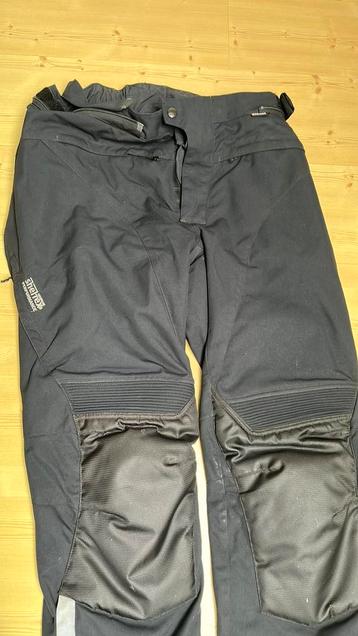 Motorbroek XL beschikbaar voor biedingen