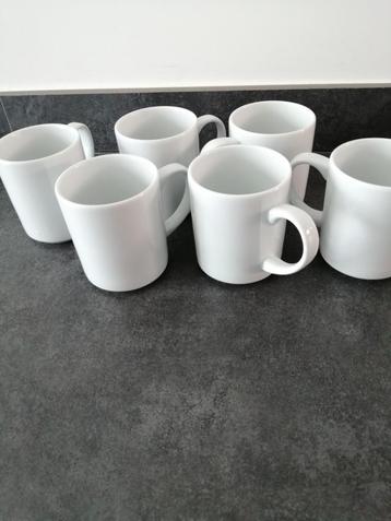 6 witte grote tassen/mokken  beschikbaar voor biedingen