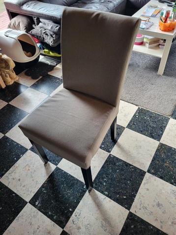 8 eetkamerstoelen beschikbaar voor biedingen