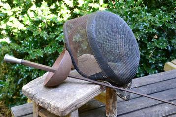 Casque d'escrime et épée anciens, Enlèvement