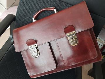 Vintage, stevige bruinbruine leren tas  beschikbaar voor biedingen