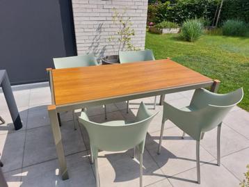 Eettafel metaal en houten tafelblad beschikbaar voor biedingen