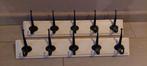 2 witte kapstokken met zwarte dubbele hangers, Ophalen