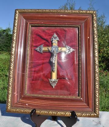 cadre religieux rectangulaire crucifix et verre bombé  beschikbaar voor biedingen