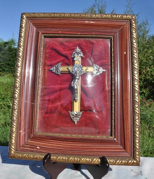 cadre religieux rectangulaire crucifix et verre bombé, Antiek en Kunst, Antiek | Religieuze voorwerpen, Ophalen of Verzenden