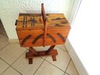 Boîte à couture - ancienne boîte en bois sur pied., Ophalen, Gebruikt, Overige typen
