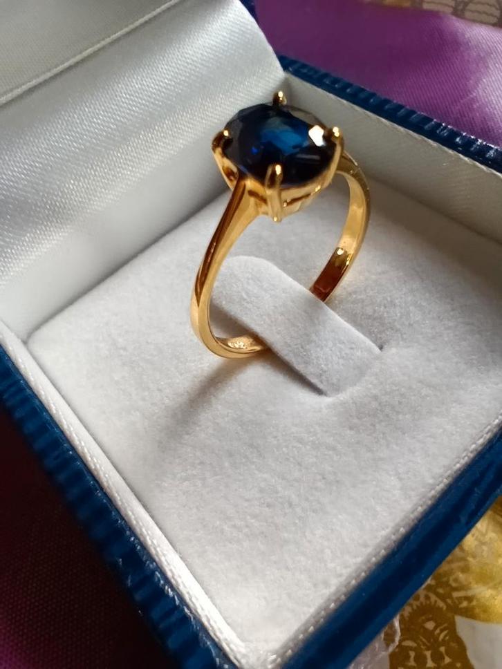Nieuwe ring voor dames, 18 karaats goud en Thaise saffier., Handtassen en Accessoires, Ringen, Nieuw, Dame, Blauw, Goud, Ophalen of Verzenden