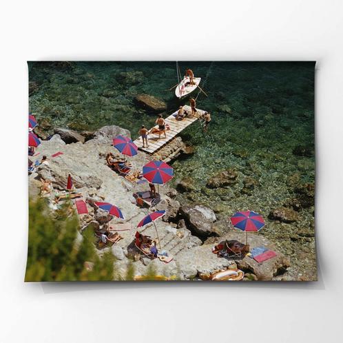 Fine Art Print – Il Pellicano Beach (1973) door Slim Aarons, Huis en Inrichting, Woonaccessoires | Schilderijen, Tekeningen en Foto's