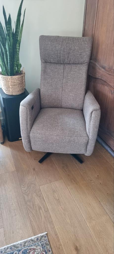 Elek. relax fauteuil met sta op functie; ZGAN, Huis en Inrichting, Fauteuils, Zo goed als nieuw, Stof, Ophalen