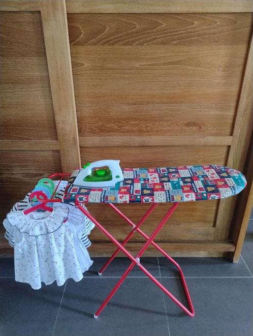 strijkplank, strijkijzer (met licht en geluid) en kleertjes, Kinderen en Baby's, Speelgoed | Overig, Gebruikt, Ophalen