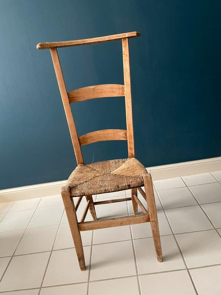 Antiek kerkstoeltje met rieten zitting en hoge rugleuning, Antiek en Kunst, Antiek | Meubels | Stoelen en Sofa's, Ophalen
