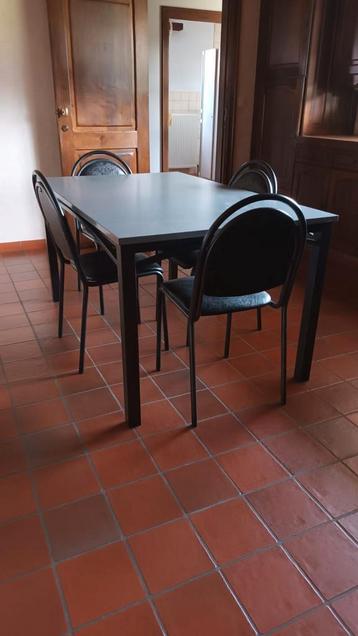 Stevige keukentafel (150x90) metalen onderstel + 4 stoelen  beschikbaar voor biedingen