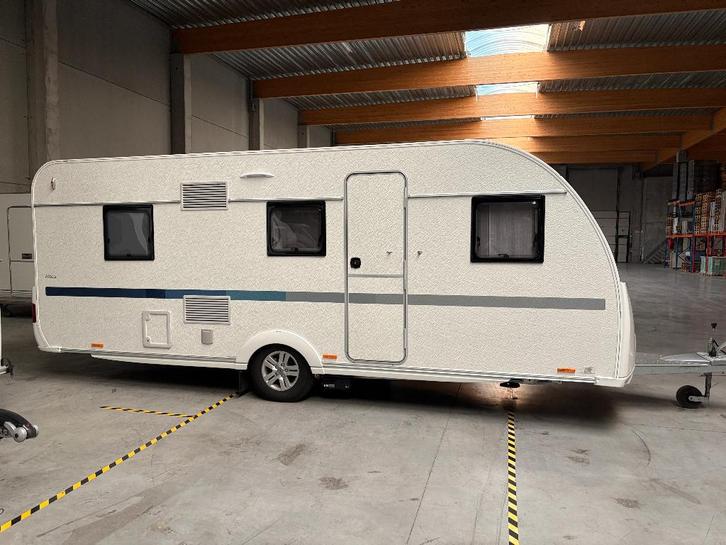 Adria Altea 552pk 2021, Caravans en Kamperen, Caravans, Particulier, tot en met 6, 1000 - 1250 kg, Treinzit, Adria, Frans bed