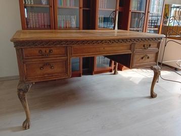 Bureau met leeuwenkop pootjes beschikbaar voor biedingen