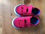 rode sneakers met krasjes maat 28, Kinderen en Baby's, Kinderkleding | Schoenen en Sokken, Ophalen, Zo goed als nieuw, Jongen of Meisje