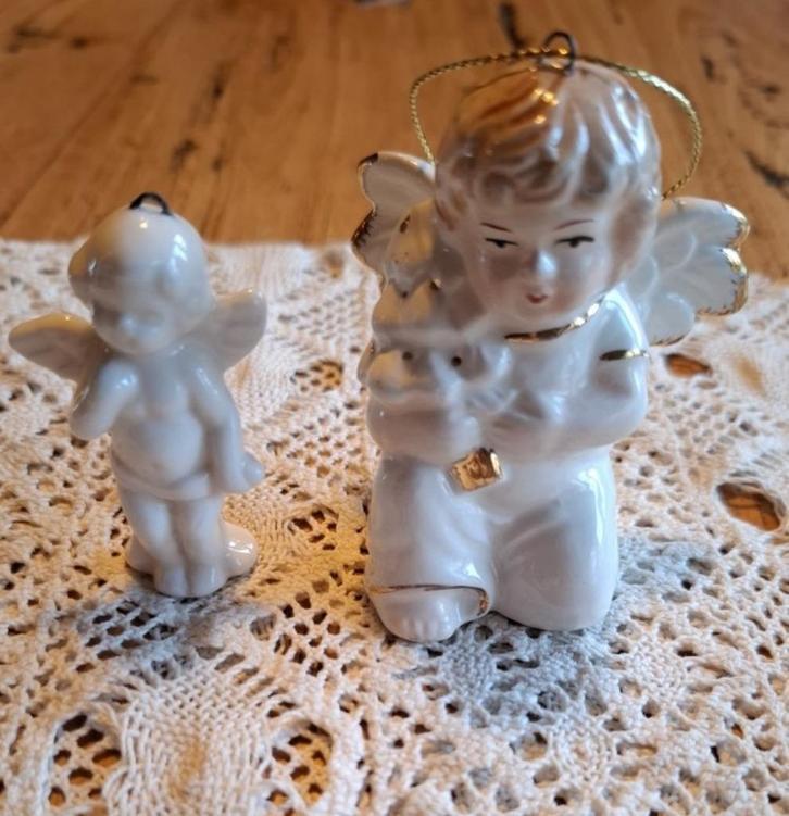 2 wit porseleinen engeltjes hangers KERST, Diversen, Kerst, Zo goed als nieuw, Ophalen of Verzenden