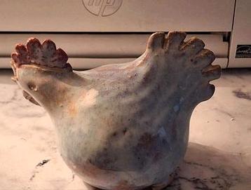 Handgemaakte kip in grijs keramiek.
L 14 cm x H 11 cm beschikbaar voor biedingen