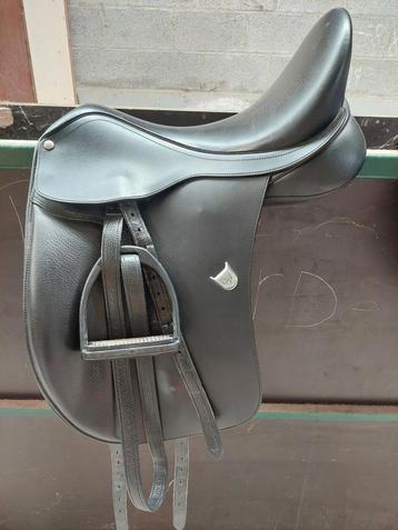Dressuurzadel Bates 18inch beschikbaar voor biedingen