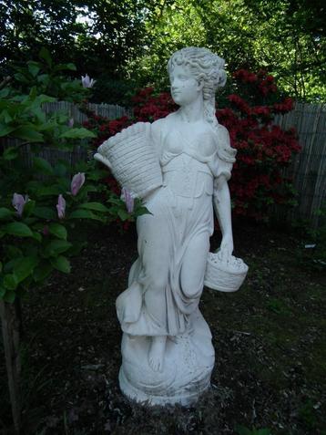 Statue de jardin en pierre. Jeune femme avec panier. (H 130) beschikbaar voor biedingen