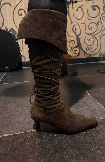 Bruine laarzen in nubuck beschikbaar voor biedingen