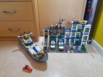 Lego city 7498 politiebureau en 7287 politieboot 