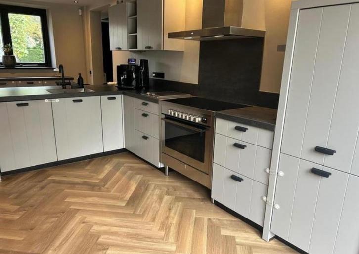 LUXE GRIJZE KEUKEN MET APPARATUUR, Huis en Inrichting, Keuken | Complete keukens, Zo goed als nieuw, Hoekkeuken, Grijs, Kunststof