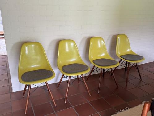 4 originele DSW glasvezel Eames/ Herman Miller stoelen, Huis en Inrichting, Stoelen, Gebruikt, Vier, Hout, Metaal, Overige materialen