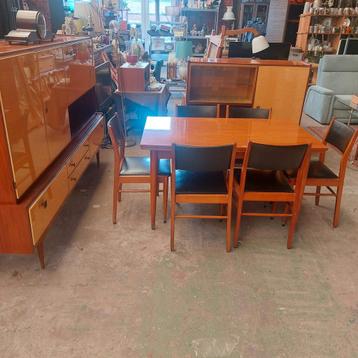 Mooie vintage eetkamer beschikbaar voor biedingen