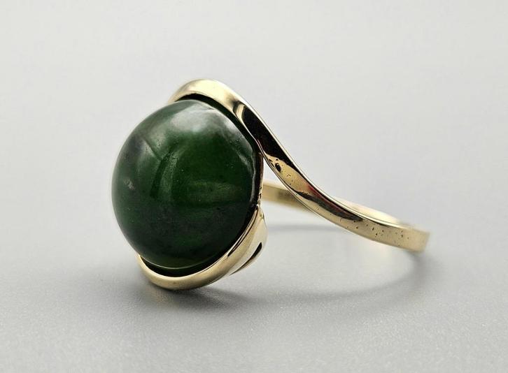 Gouden Vintage ring met edelsteen jade. 2024/97., Handtassen en Accessoires, Antieke sieraden, Ring, Goud, Met edelsteen, Ophalen of Verzenden