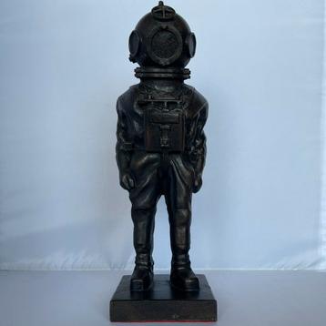 Beeldje diepzeeduiker beschikbaar voor biedingen