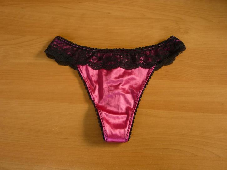 Zwarte kanten fuchsia roze satijnen string met strik Maat XS, Kleding | Dames, Ondergoed en Lingerie, String, Ophalen of Verzenden