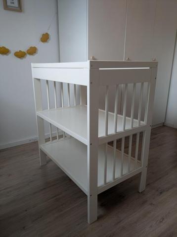 Verzorgtafel Ikea beschikbaar voor biedingen