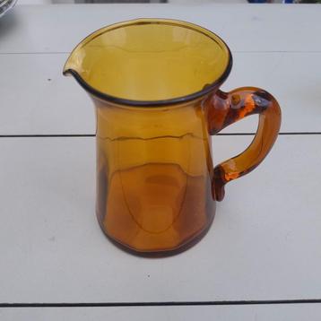 Kan met glazen  on oranje glas beschikbaar voor biedingen