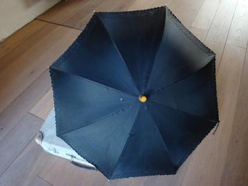 Oude decoratieve parasol paraplu beschikbaar voor biedingen